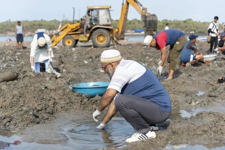 800 Dawoodi Bohras Join Versova Beach Cleanup