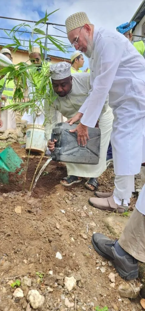The-representative-of-His-Holiness-in-Mombasa-plants-a-tree-on-World-Environment-Day-478x1024